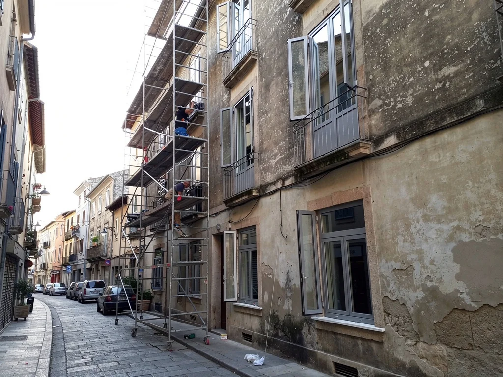 Remplacement de fenêtres en aluminium sur un immeuble ancien de centre-ville